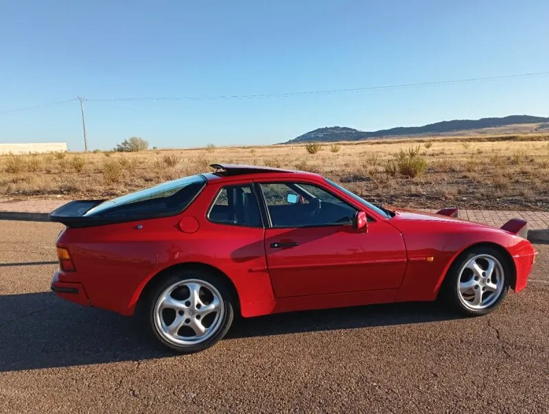 Porsche 944